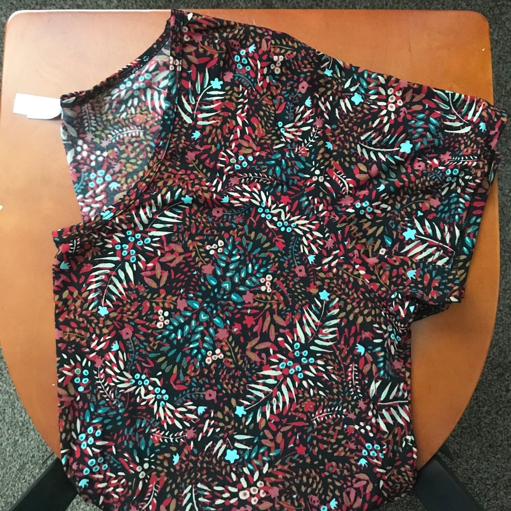 Flower / Leaf Patterned LuLaRoe Classic T
